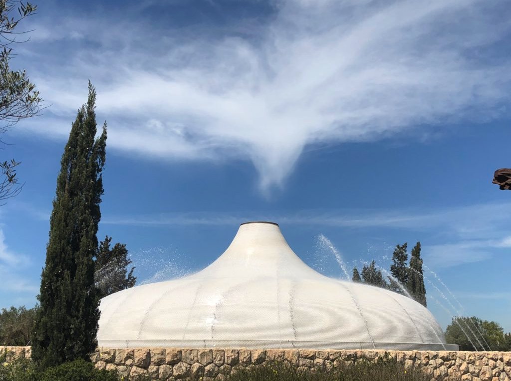 echosec_search's tweet image. #FoundOnEchosec A fragment of a Dead Sea Scroll is on display at the Israel Museum in Jerusalem for the first time since its discovery. 📸 cred: @israelmuseum #deadseascroll #artifacts #travel