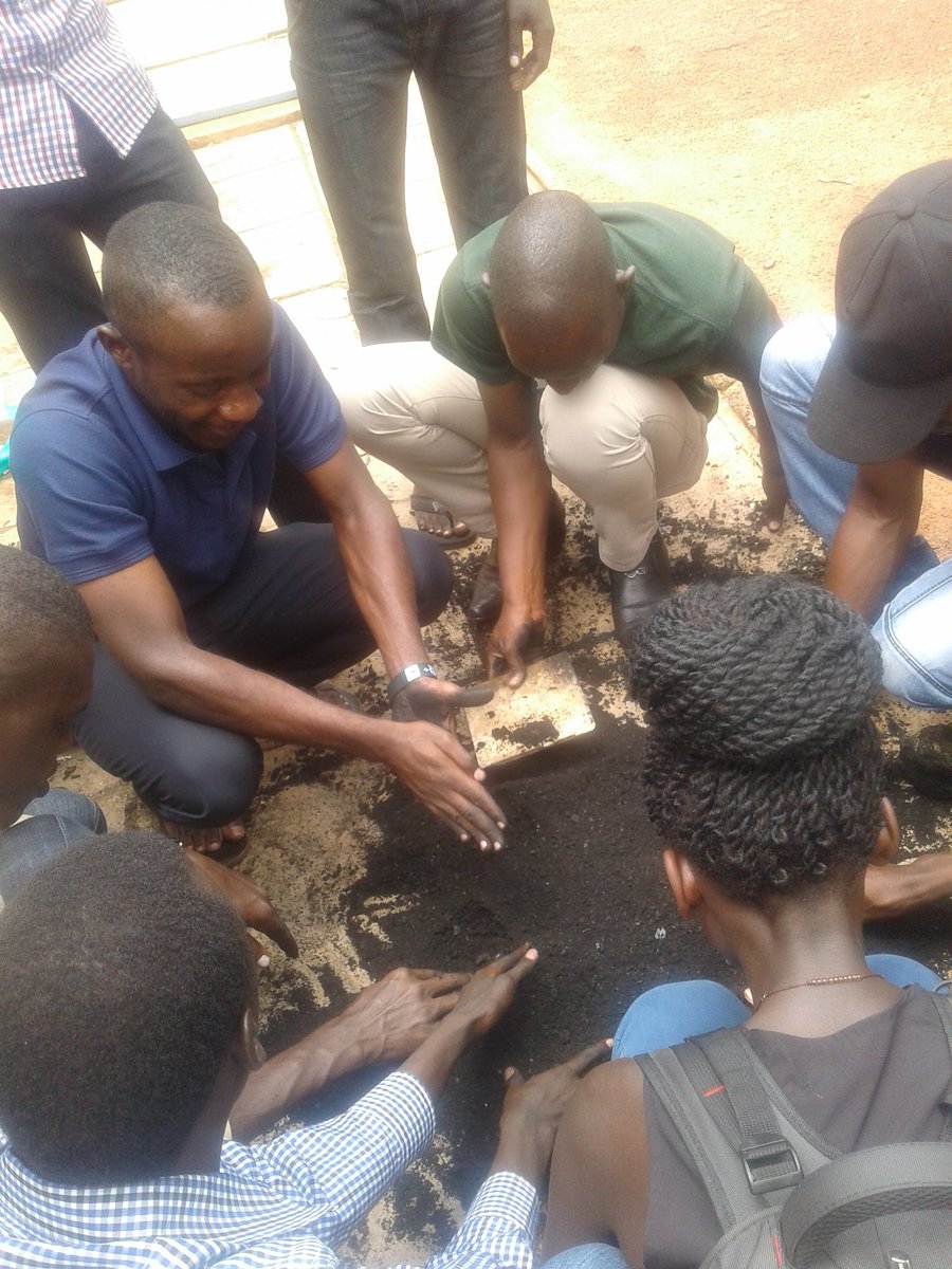 KobusingeRose1's tweet photo. @WWF Turning waste into wealth as we #Connect2Earth
 #EarthHourUG
#Connect2Earth
 #SimbawOmuti
#EarthHourWalk 
#EarthHour. https://t.co/h1Dq19GDBe