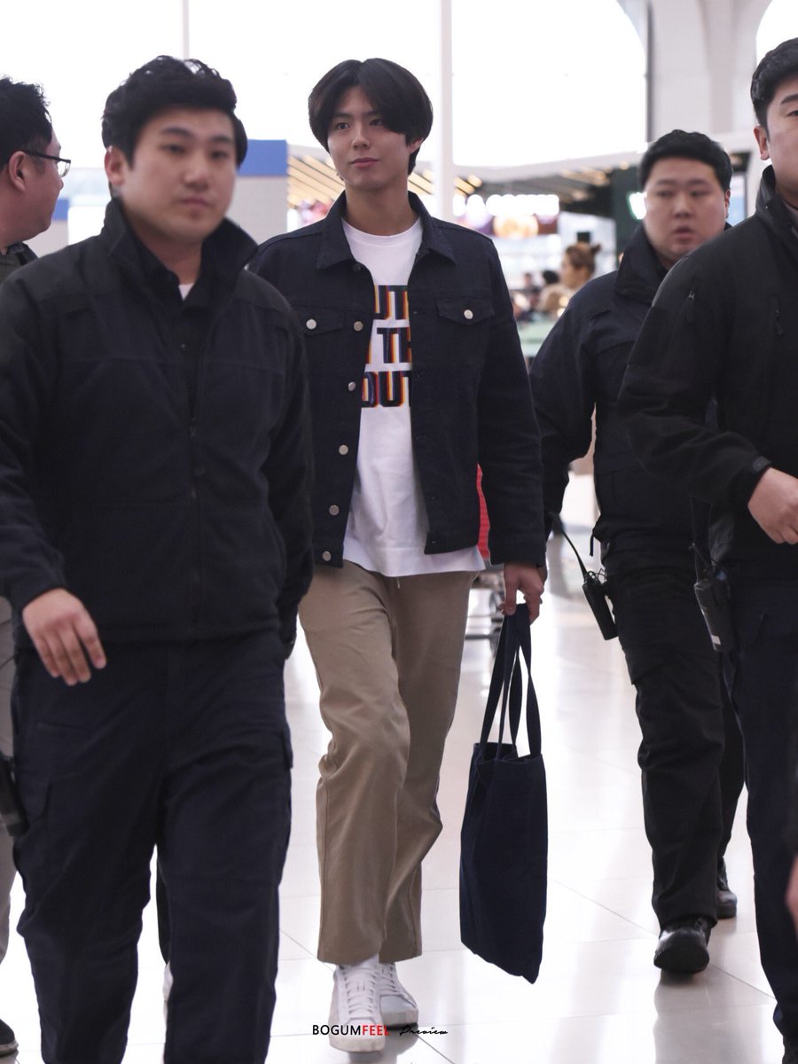 ckch_cl's tweet photo. ¡Ya se nos vienen! 😱 180320 #ParkBoGum en el aeropuerto Incheon dirigiéndose a Chile para el #MusicBankChile2018 de este viernes #quedan3dias  #MusicBankInChile 
cr. tto/ goldenbogum https://t.co/hD0QohPMlM