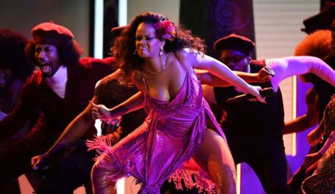 TheMadhubz's tweet photo. VIDEO: How To Dance The Gwara Gwara https://t.co/llBVEUyHOj https://t.co/Rja4ReRgsj