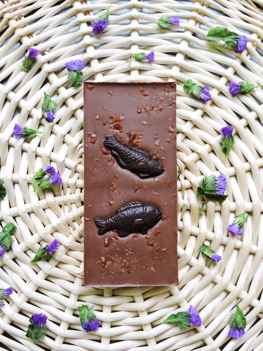 #Paques : découvrez la savoureuse tablette Joyeuses Pâques, en habit noir ou lait, aux éclats craquants de caramel au beurre salé ou de noisettes #bio 💐🐣