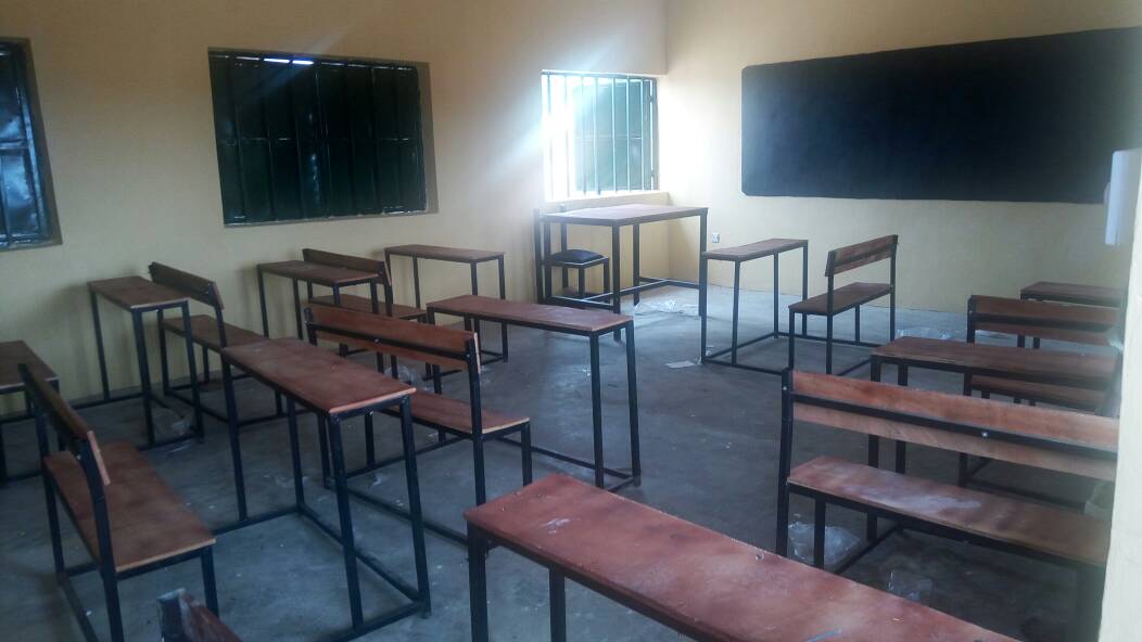 TrackaNG's tweet image. According to the Budget, Project was supposed to be a block 3 classrooms with furniture, office &amp;amp; toilet for N10m but what was constructed was a block of 2 classrooms and 20 no of furniture was provided 10 for each classroom for completion of the project.
#2017ConstituencyProject