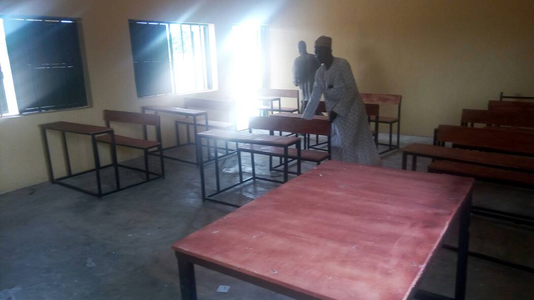 TrackaNG's tweet image. According to the Budget, Project was supposed to be a block 3 classrooms with furniture, office &amp;amp; toilet for N10m but what was constructed was a block of 2 classrooms and 20 no of furniture was provided 10 for each classroom for completion of the project.
#2017ConstituencyProject