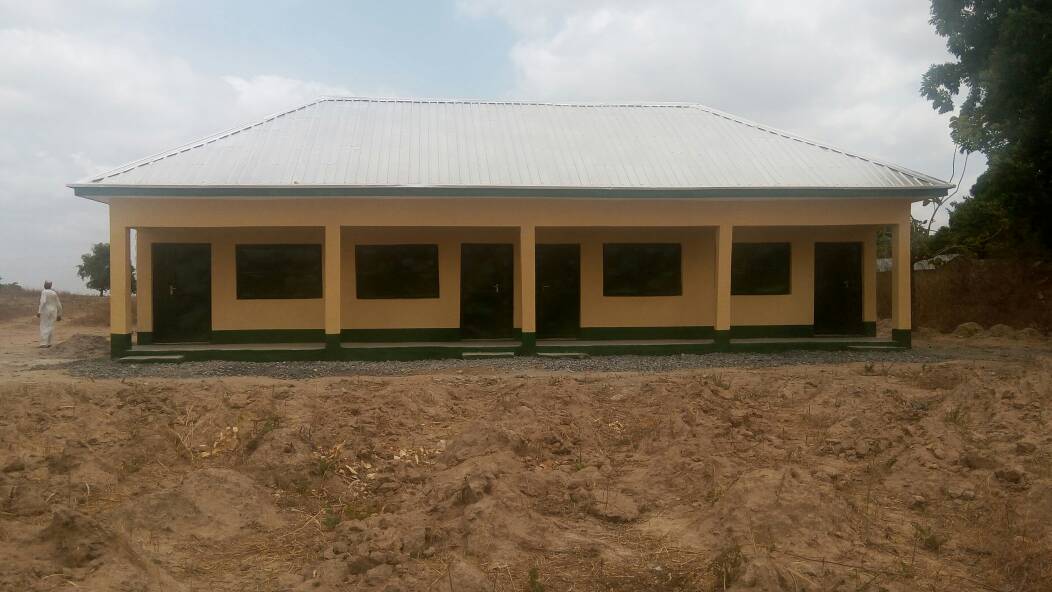 TrackaNG's tweet image. According to the Budget, Project was supposed to be a block 3 classrooms with furniture, office &amp;amp; toilet for N10m but what was constructed was a block of 2 classrooms and 20 no of furniture was provided 10 for each classroom for completion of the project.
#2017ConstituencyProject