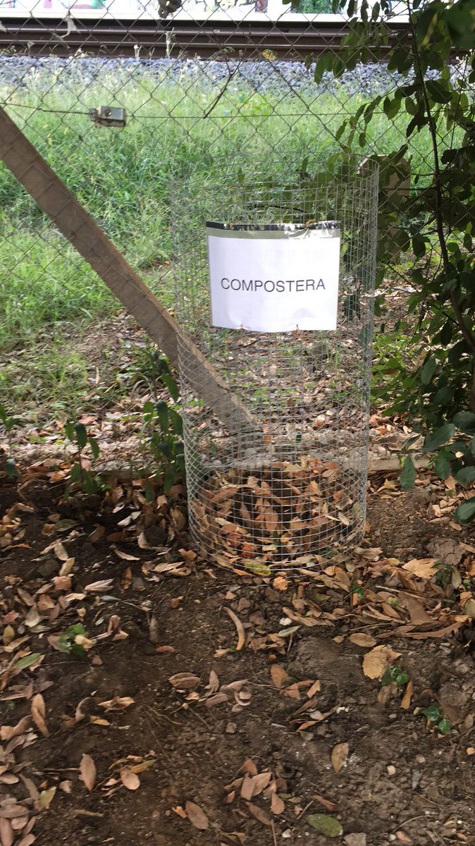 RedCompostaje's tweet image. ¡Hola hola hola! 🙋‍♂

¿Sabías que instalamos una compostera en frente de nuestras oficinas de @_MasOxigeno? 😁

¡A compostar se ha dicho! 👊

¿Y vos,qué esperás para enredarte? Sumate, compostá, regenerá. 🙏

redcompostaje.org.ar 🐛

#RedCompostaje 🌱#Compost #Compostaje