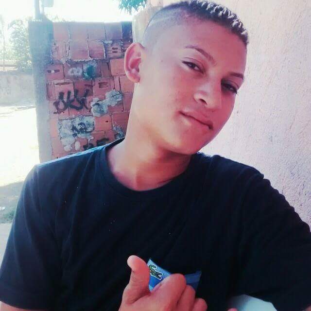 ViiviPoderosa17's tweet photo. Hoje faz 1ano que tiraram a metade do coração meu homenzinho meu irmão.Tá sendo muito difícil sem você aqui cra eu sinto tanta saudade se https://t.co/6Q9G3eQ1bS só queria pode te ver um pouco e te dá uma abraço.Meu eterno irmão,meu bb grande te amo.#DouglasVive👼⭐️ https://t.co/8z7hgrZq3v