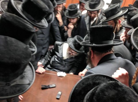 ViznitzLive's tweet photo. Group from UK Flew In were Machter last night Viznitz London Rebbe &amp; Sang Yechi Adoniny &amp; Gave Kvitel Kluli. Photo: https://t.co/n2FMjC1uEM https://t.co/2EzLVFX1b2