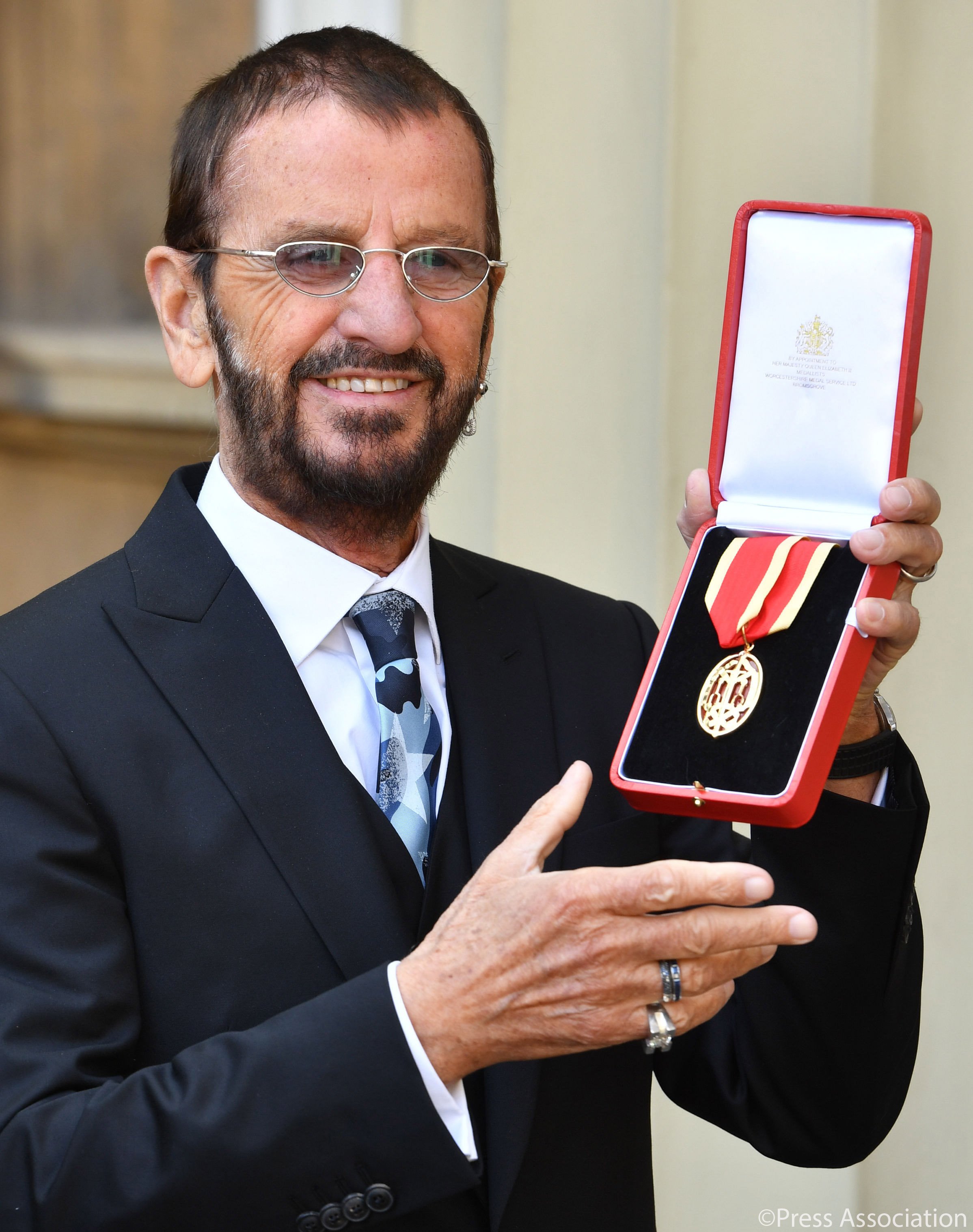 The Royal Family Congratulations Sir Ringo Starr Today At Buckingham Palace The Beatles Drummer Was Honoured By The Duke Of Cambridge For His Services To Music T Co se2lrrwn Twitter