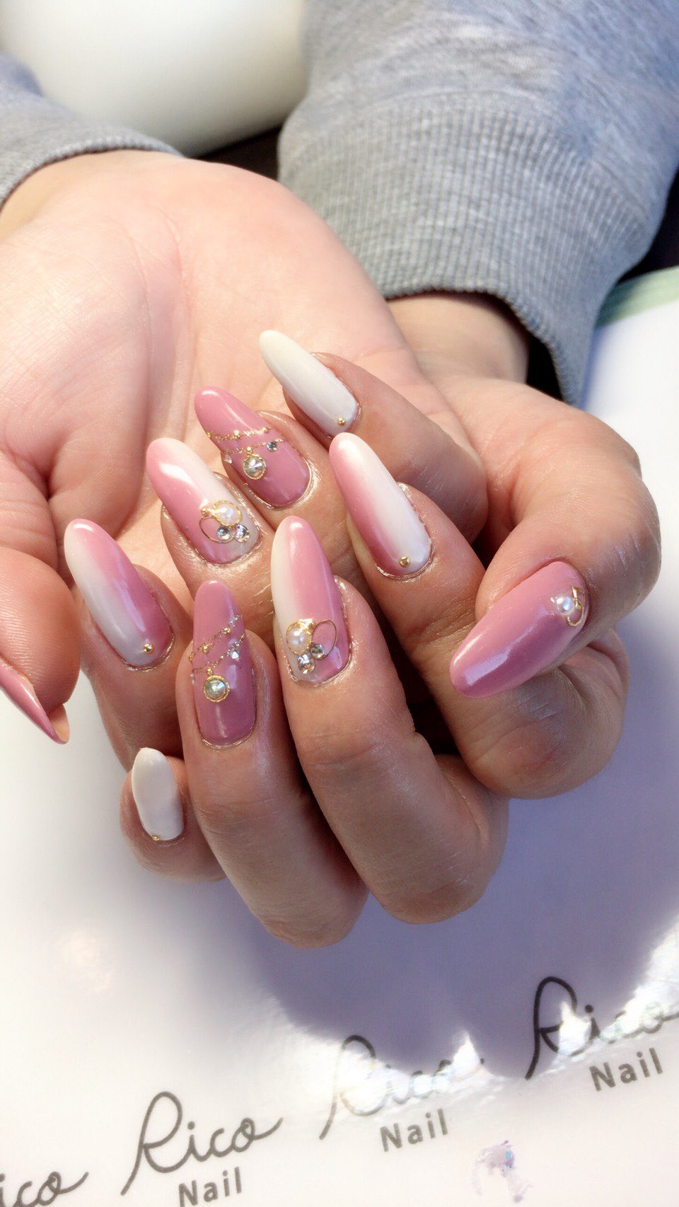 Rico Nail Sur Twitter 春色ピンクの縦グラデーションネイル 長い爪がさらに長く綺麗に見えます 担当 坂井 5 0 シェラックネイル 縦グラデーション 春色ピンク ピンクネイル ルビケイト導入サロン ブローチェリコ リコネイル Broche Rico T Co