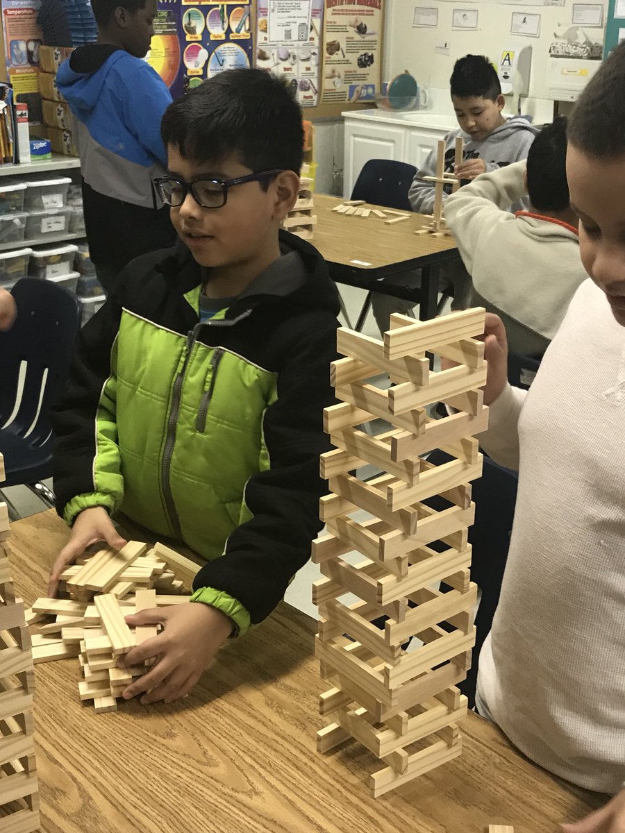 MsBouton's tweet photo. Getting ready for STEAM night @APS_STEM #Barcroftsoars https://t.co/kFcP3iWno5