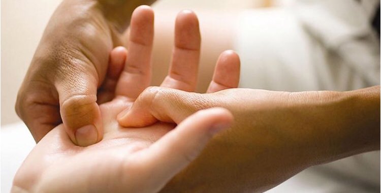 KRtherapies's tweet photo. I’ve been having some fantastic results from hand reflexology for a lady that has arthritis. She has said that her hands feel a lot more supple and  are not as painful for a few days after her treatment 🤲🏼 #lovemyjob #handreflexology #arthritis https://t.co/753lINppJy