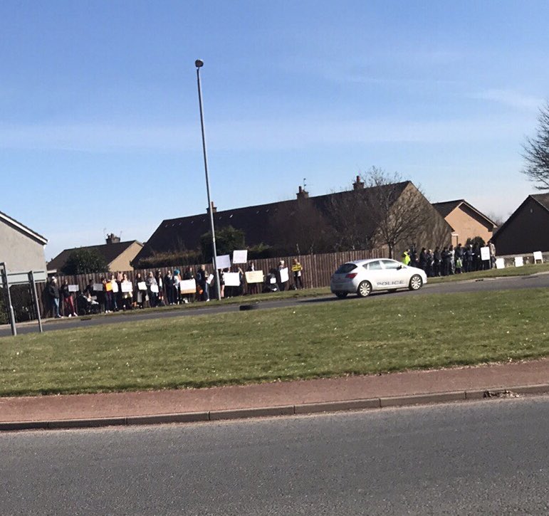 kristenbrodie_'s tweet photo. Moment of appreciation for all the Pro Choice protesters who have stood next to and outnumbered the Anti-abortion protesters outside Forth Valley Hospital https://t.co/AytEuG939L