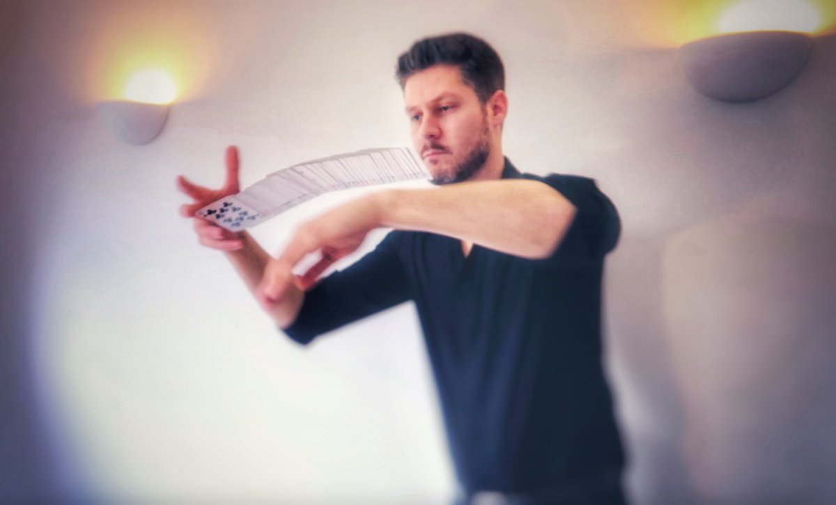 MathewMagician's tweet photo. Arm Spread ➡️ Catch ♣️♥️♠️♦️ #Cardistry https://t.co/zt2uNq0iFb