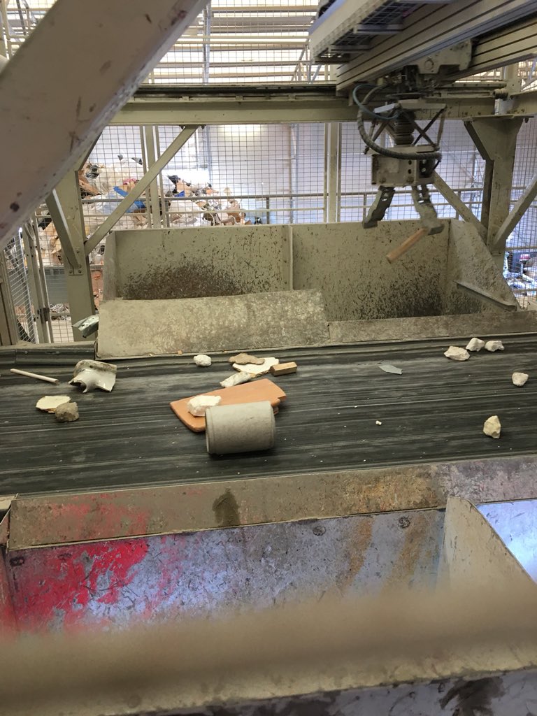 MPihlajamaki's tweet image. #Sitra kestävä talousjohtaminen kurssilla teimme tänään luokkaretken myös Helsingin Viikkiin, jossa toimii #Zenrobotics ja robotit Tupu, Hupu ja Lupu lajittelevat #kierrätys’kseen mm rakennusjätteestä puun, metallin, kumin jne. Kaikkea ne insinöörit keksii 👍