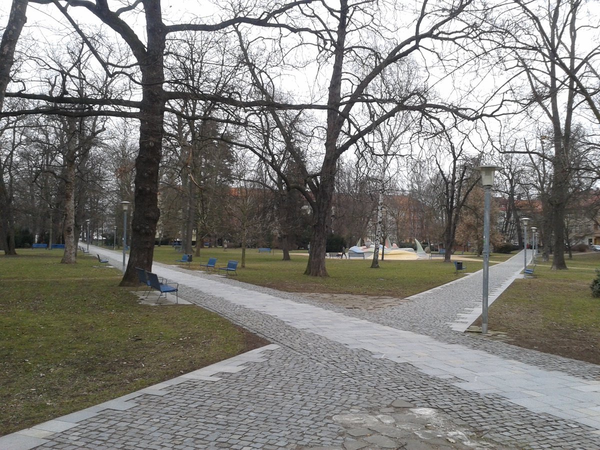 RajMor_'s tweet photo. Včera asi touto dobou jen na krátké procházce (20 minutek) v mrazu u Maťáku - do Bubeníkových sadů už ne, jen fotka, a zpět. Šokujou mě mnohem mladší holky, co mimina v tomhle počasí tahají po venku! https://t.co/BFSp7agDsW