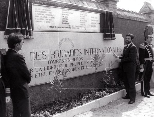 EFELafototeca's tweet photo. Hace 30 años se inauguraba el monumento dedicado a las brigadas internacionales en el cementerio de Fuencarral, en memoria de los judíos caídos en la batalla de #Madrid #DefensadeMadrid #EFEfototeca https://t.co/TynLhUqxzn