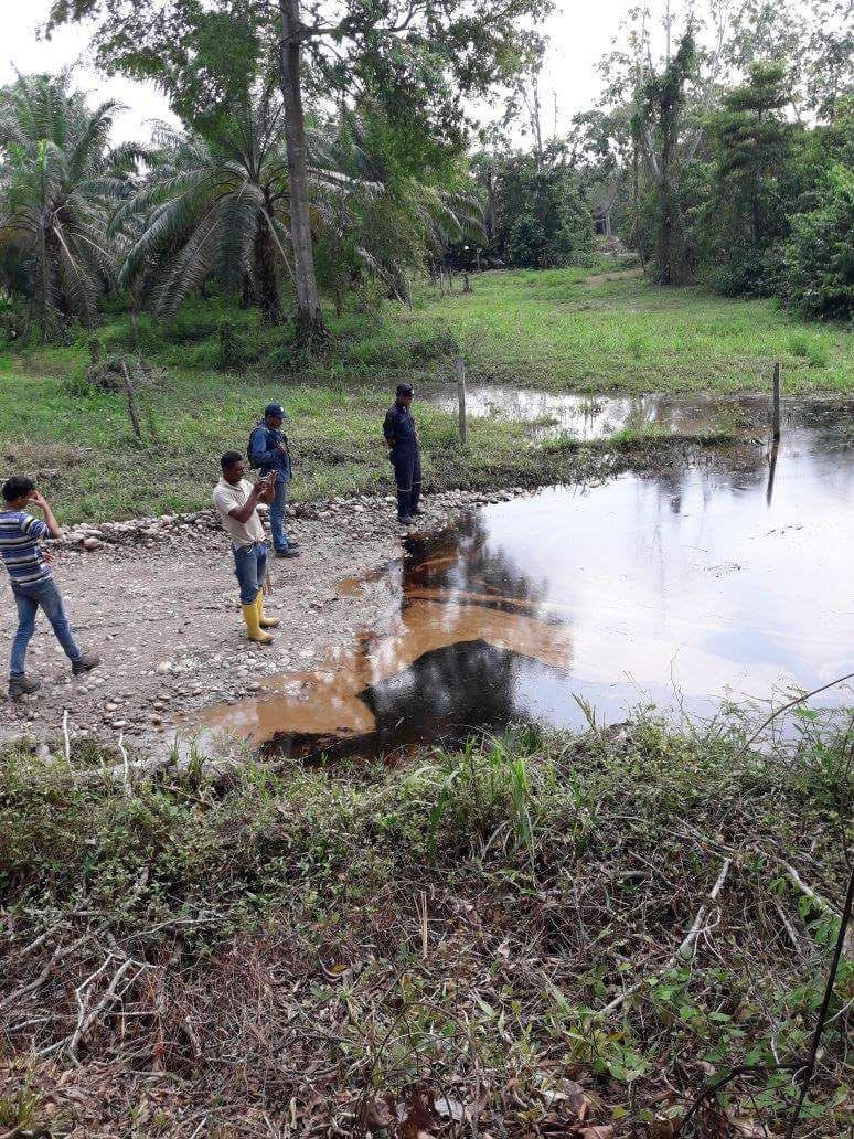 #ALERTA Derrame de crudo en Barrancabermeja tiene a las autoridades en decreto de calamidad pública, <a href="/ECOPETROL_SA/">Ecopetrol</a> no ha podido controlar la situación.Una vez más la sobreexplotación y la industria desmedida pone en riesgo la vida de comunidades y la biodiversidad¡Urgen acciones!