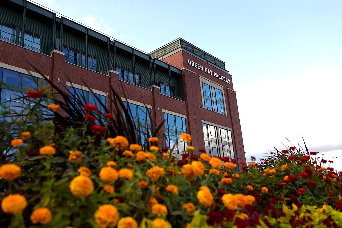 LambeauField's tweet image. Happy #firstdayofspring 🌼🌷