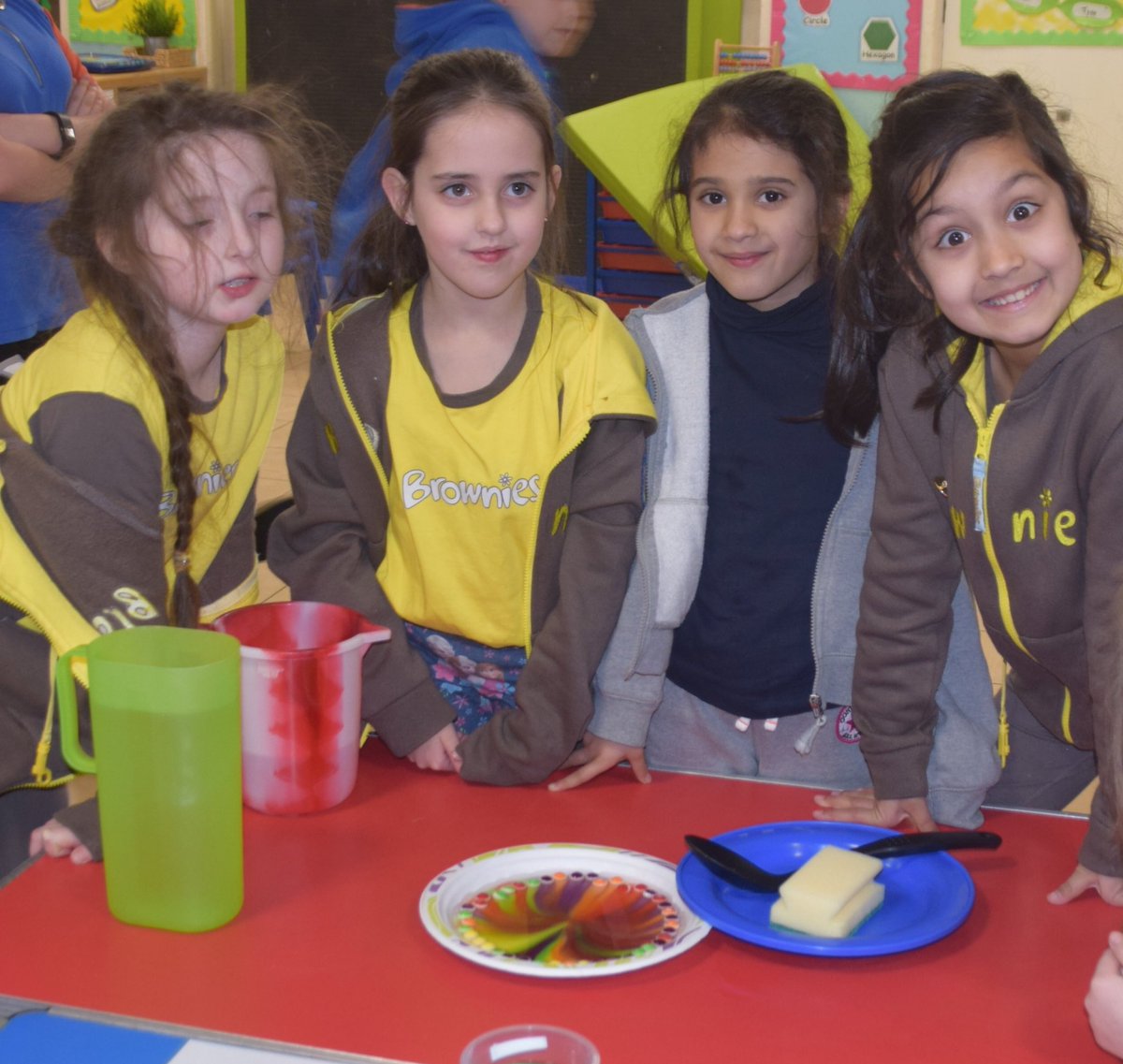 We did our clever cloggs badge. First up Making a Rainbow <a href="/HeywoodDivision/">Heywood Division</a> #science #GirlsCan