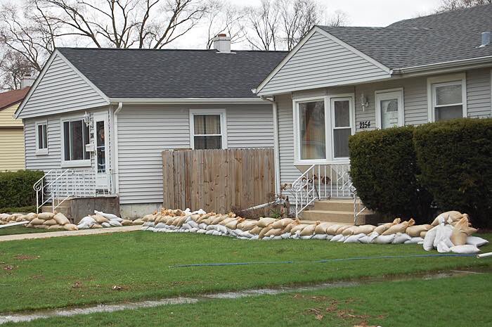 Heavy rain is predicted to hit El Segundo beginning tomorrow and is expected to last for a few days. ESFD would like to remind you that sandbags are available to El Segundo residents at Fire Station-1 (Main Street), Fire Station-2 (Mariposa), City Yard (150 Illinois Street).