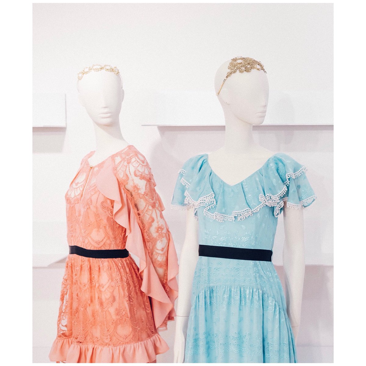 perseveranceldn's tweet photo. Spring is in the air! And it’s all about fresh colours and the statement dresses like these 2 from out SS18 collection!
#perseverancelondon #EastLondon #London #womenswear #contemporary #occasionwear #premium #fashion #instafashion #newseason #springsummer18 #ss18 #ss18collection https://t.co/5x2nUWFxUv