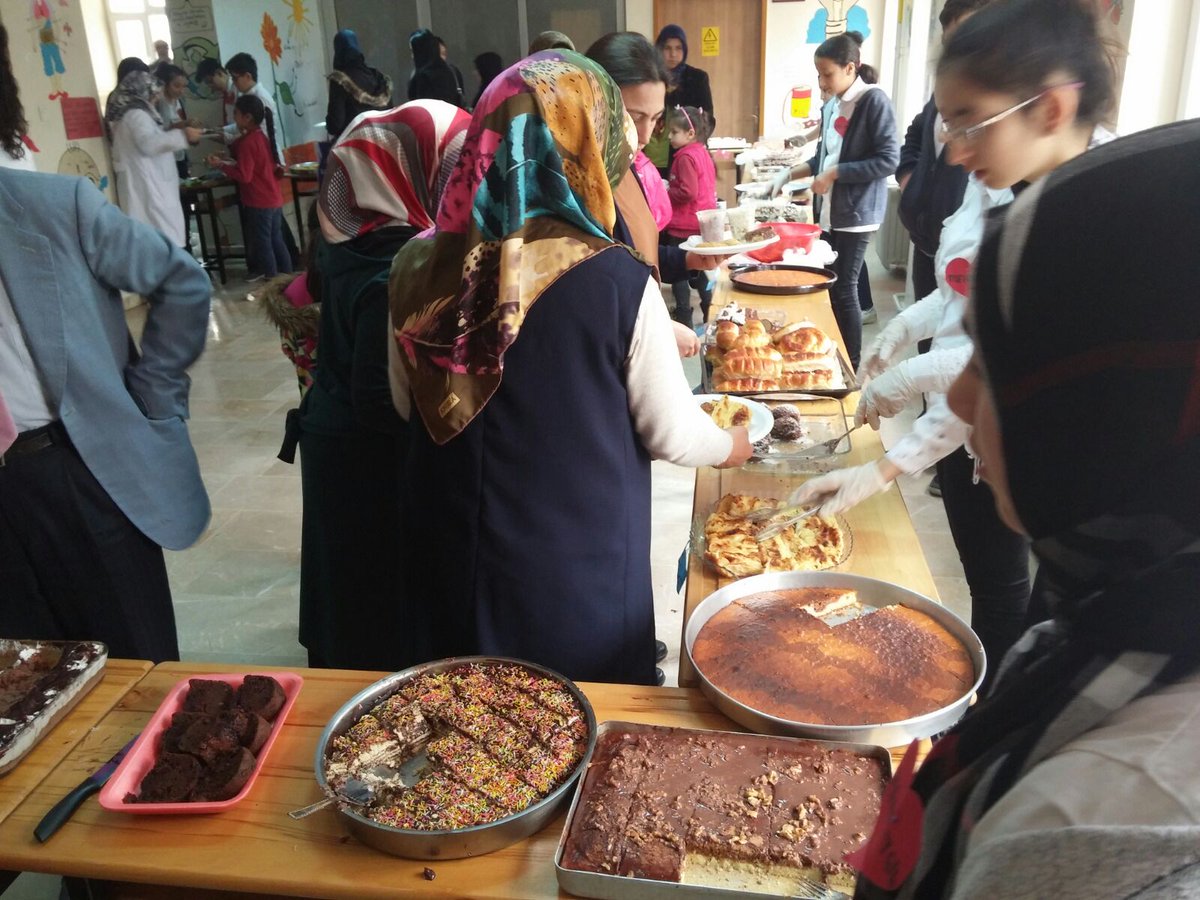 Şehit Faruk Aydoğdu Ortaokulu Kadı Burhaneddin Öğrenci Meclisleri tarafından Doğu Guta ve Mehmetçik vakfı yararına kermes düzenlenmiştir.