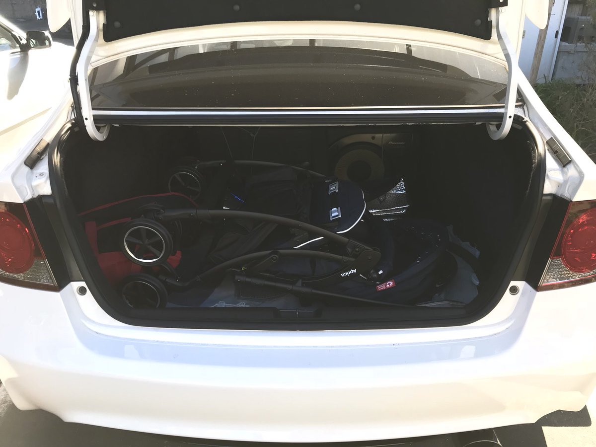 あきちゃん 実際にトランクにベビーカー積んで リアにチャイルドシートつけて行動してるけど 極端に狭いとこじゃなければなんとかなるよ