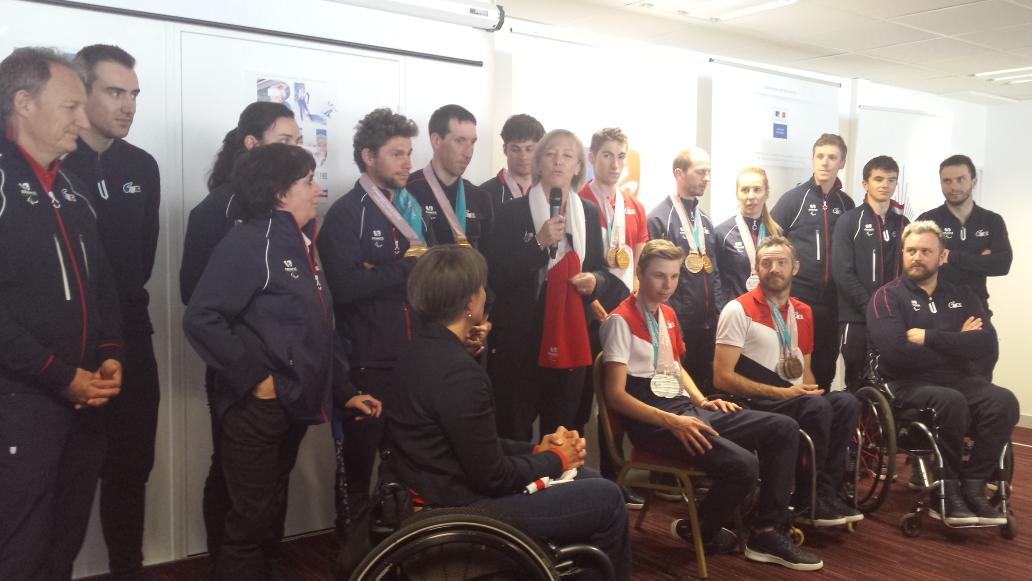 Sophie Cluzel est venue accueillir les Bleus à leur retour de PyeongChang #FRAparalympique  #BleuParalympique #ffhandisport <a href="/skihandi/">Ski/Snowboard Handisport</a> <a href="/MarieBochet/">Marie Bochet</a> <a href="/bauchet_arthur/">arthur bauchet</a>  <a href="/DavietBenjamin/">Benjamin Daviet</a> <a href="/thomas598745/">thomas clarion</a> <a href="/CECILEHC/">CECILEHERNANDEZ</a> <a href="/yotab74/">TABERLET Yohann</a> <a href="/AntoineBollet/">Antoine Bollet</a>