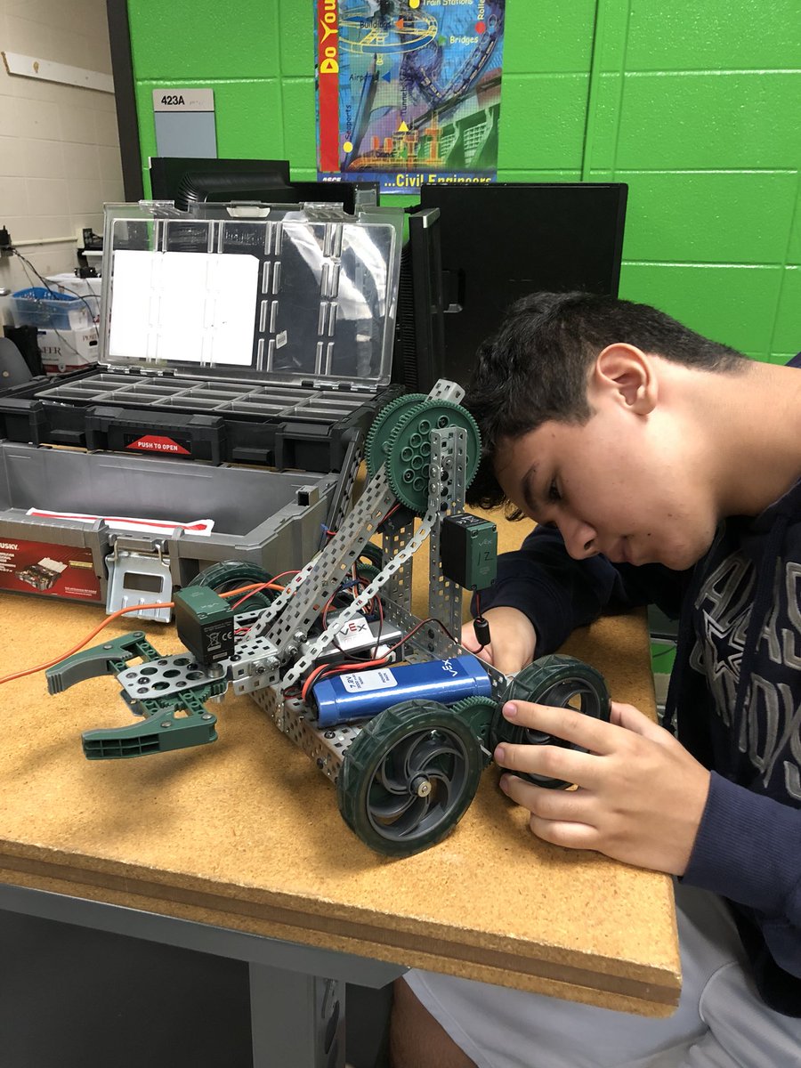 DorisAHerrmann's tweet image. Building computational thinking skills while coding our robots.@BulldogsBsi #RobotC #CCISDRobotics @BIS_CCR #BISLearns  #ObserveMe @CCISDLearnTech #WeCanCode