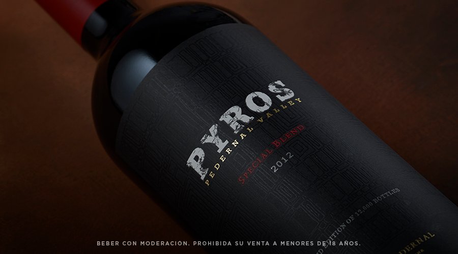 Nuestro Pyros Special Blend presenta aromas complejos y elegantes. Un vino hecho con las mejores uvas Malbec, Syrah y Cabernet Sauvignon del #ValleDePedernal.