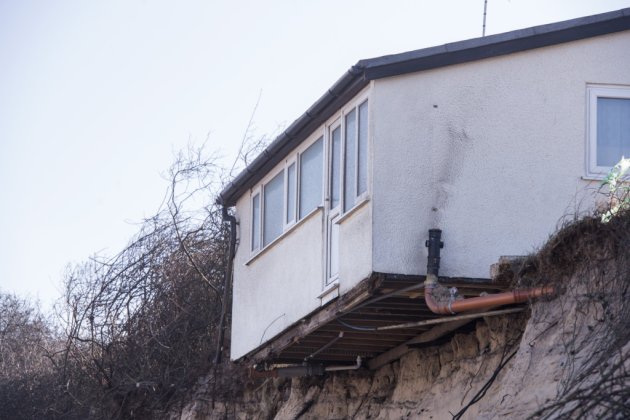 Statto_74's tweet photo. Not long now, I hope they are able to pull it down before the whole thing goes over and takes more of the dune with it. #Hemsby #TheMarrams https://t.co/bjcXgKcKCL