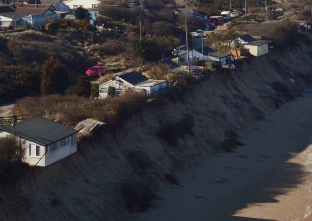 Statto_74's tweet photo. Not long now, I hope they are able to pull it down before the whole thing goes over and takes more of the dune with it. #Hemsby #TheMarrams https://t.co/bjcXgKcKCL