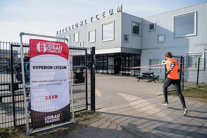 hyperion's tweet image. Afgelopen zondag vond de Amsterdam Urban Trail plaats. Onze school maakte deel uit van het parcours. Ruim 3000 deelnemers waagden zich in de kou aan de 10 km door Amsterdam-Noord en dwars door bijzondere locaties. Op naar volgend jaar! hyperionlyceum.nl/nieuws/2017-20…