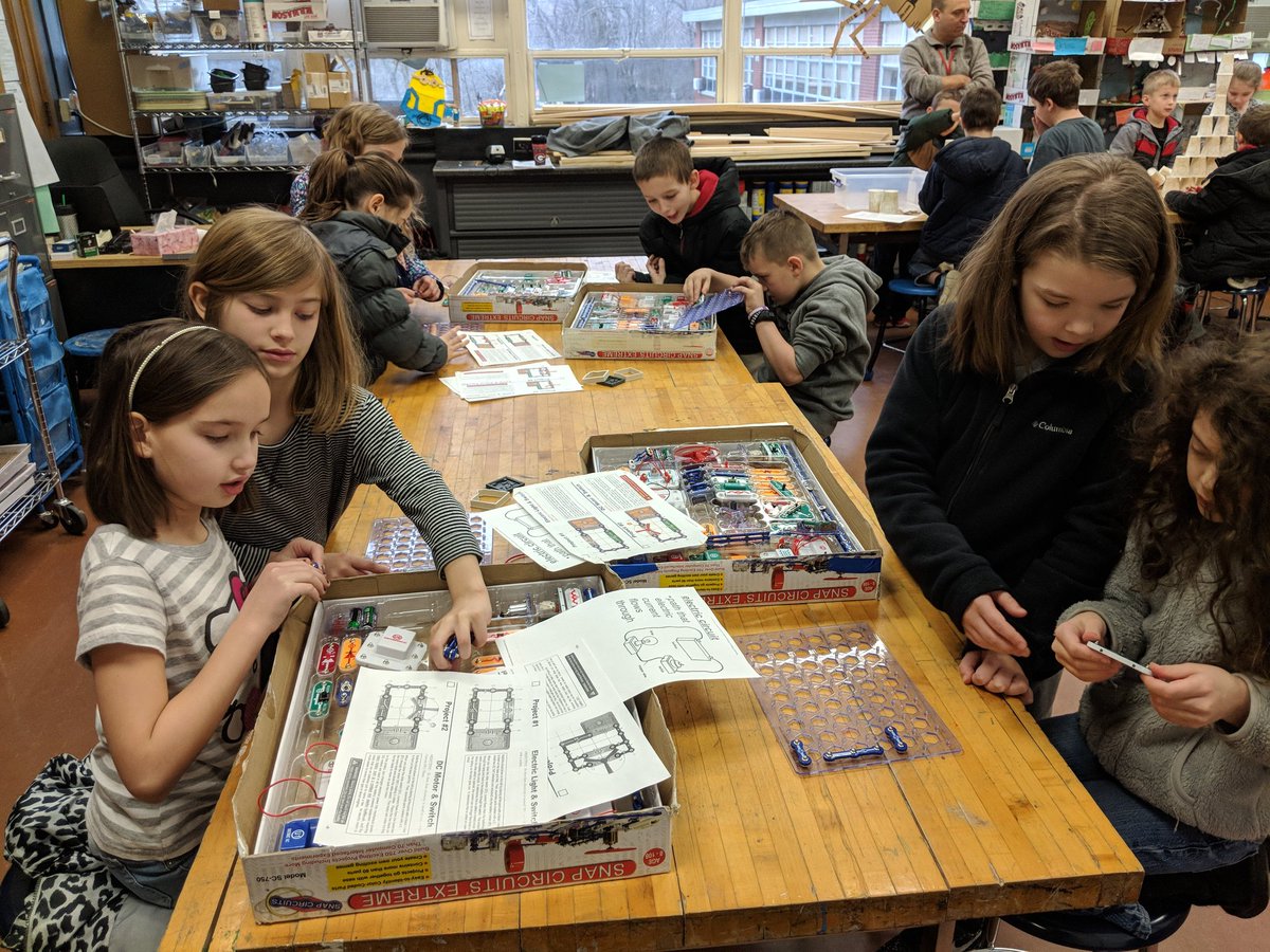 ecasd_elemtech's tweet photo. 2nd grade technology class students from @ECNorthSide visiting the #wolverineworkshop @Perry_Hartman. #EC_Proud with @ScottSetzenfand https://t.co/Q7k8lkTsPc