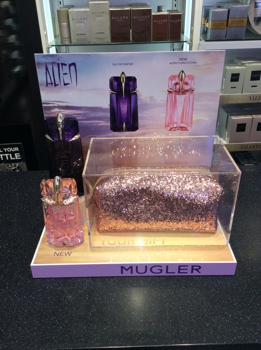 TPSOxSt5's tweet photo. Come down to Oxford St &amp; try on new Alien Flora Futura! Look how amazing this free gift is! It’s so glittery I’m gonna die! Pouch comes free with every 30ml or above purchase of EDP or Futura @_JoeSouthall @SufianSufi96 @michelle_tyson1 @stevendaytps #teamcentral #mugler https://t.co/TlGKBYZO7J