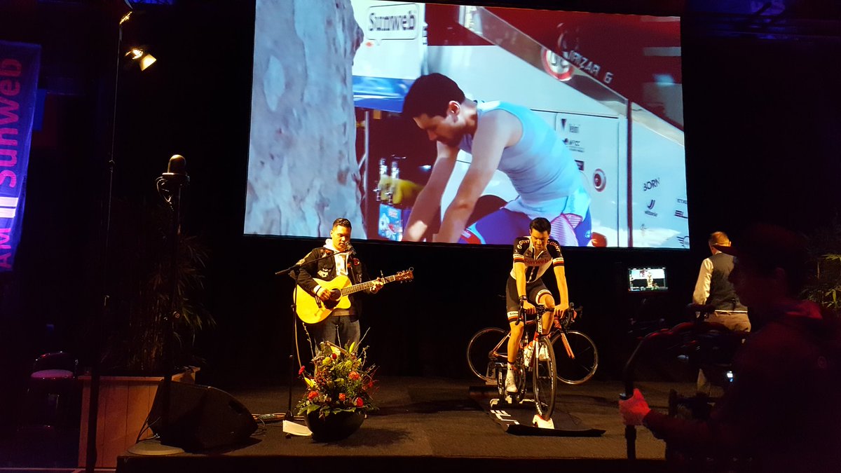 Mooie #muzikale #intro <a href="/RubenAnnink/">Ruben Annink</a> voor @tom_dumoulin #tourdelegend #keepchallenging @TeamSunweb