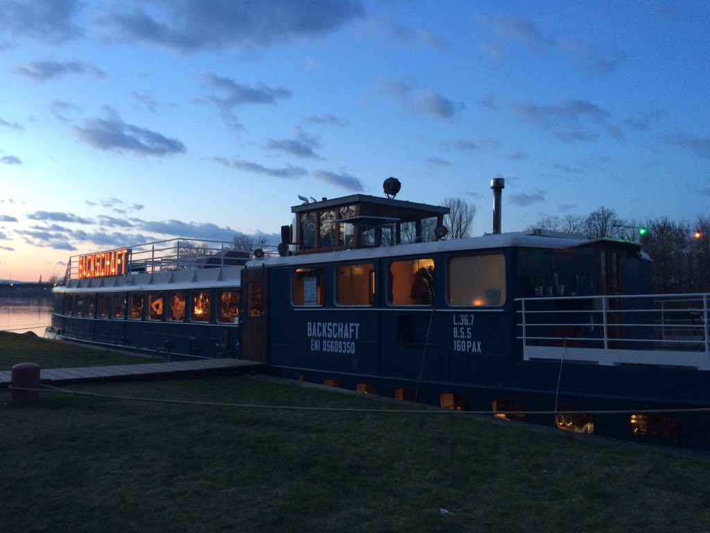 KatjaKupka's tweet photo. Am Mainufer von @Stadt_OF liegt das Restaurantschiff #Backschaft mit Restaurant und Bar vor Anker! #luminaleoffenbachsmcffm - gelegentlich sticht die Crew in See und fährt sogar bis nach @Stadt_FFM 😁#luminaleoffenbachsmcffm @SMCFFM https://t.co/4Ta8Wpeh3p