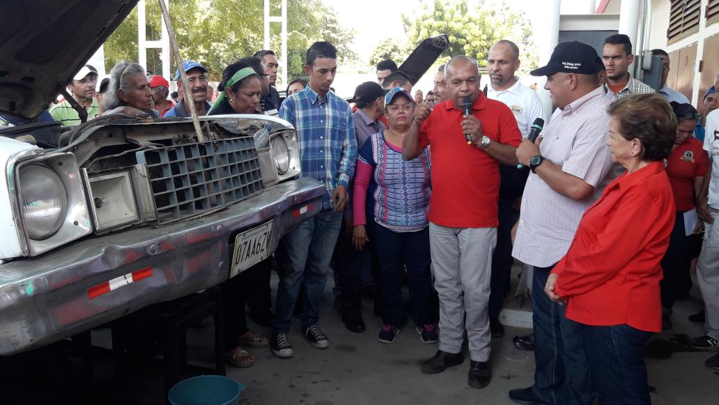 DirwingsSF's tweet photo. Hoy damos respuesta con el cambio de aceite de motor al sector transporte en San Francisco que se ha organizado con el Gobierno Municipal para derrotar la especulación de los lubricantes #LaGranCiudad @SanFcoCiudad @OmarPrietoGob https://t.co/wlpGlbjej9