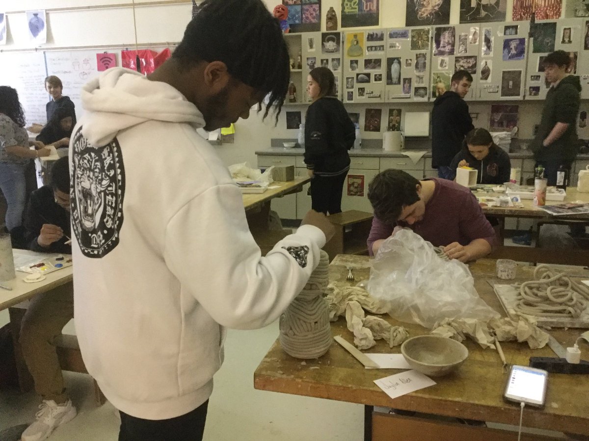 angieseiders's tweet photo. Mrs. Candusso's class working on projects to give to charity. #TigerPride https://t.co/DxdqaeO5IX