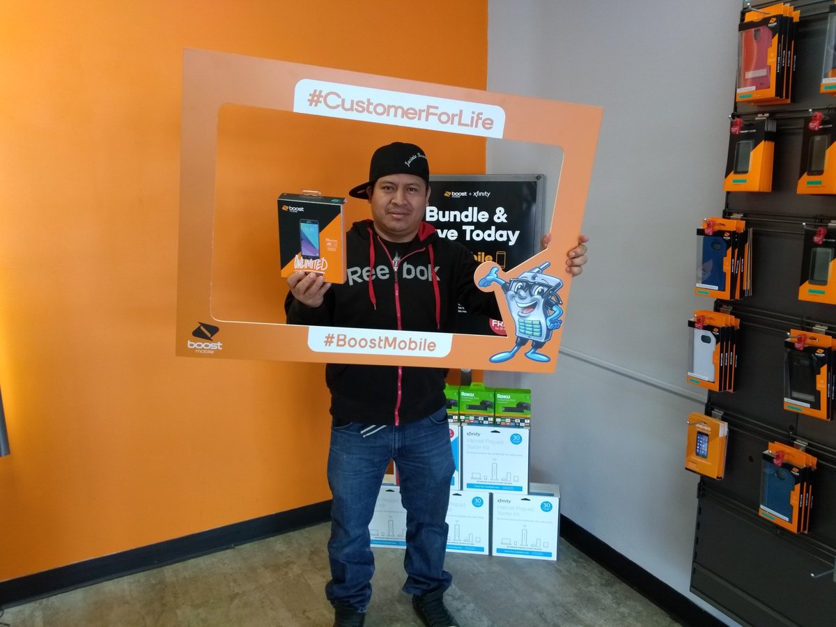BoostMobileSS's tweet image. Another returning customer, he got a J7 Perx for his friend for 'FREE'. J7 Perx is Now Free when you Switch #hyperlink #boostmobile  #Hyperready #BoostMobileSS @DowntownBoost @C_DiNapoli @JayMiglionico @petehyperlink