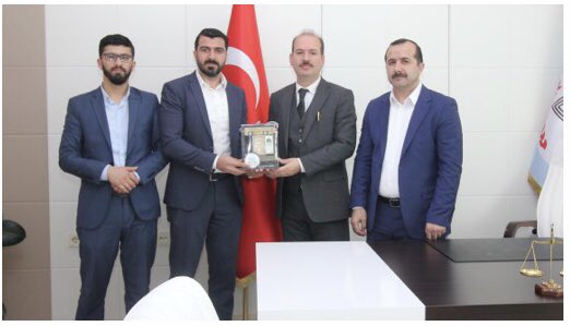 Peygamber Sevdalıları Platformu Yönetim Kurulu Üyeleri, İl Millî Eğitim Müdürümüz Sn Ali TOSUN´u makamında ziyaret etti. Platform adına Serdar ÖZER, Müdürümüze Siyer-i Nebi Yarışmalarına vermiş olduğu destekten duydukları memnuniyeti ifade etti.. # yalova.meb.gov.tr/www/peygamber-…