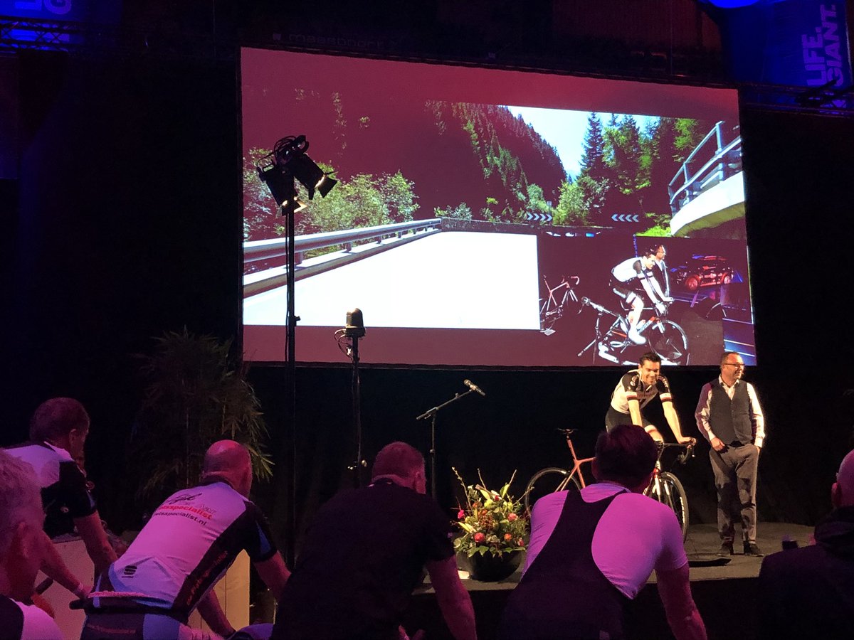 Uniek!🚴🏻‍♂️ Toekijken, hoe 97 mensen en @tom_dumoulin gezamenlijk (virtueel) de Stelvio beklimmen. Ondertussen deelt hij ervaringen en vertelt hij over topsportmentaliteit en doorzettingsvermogen! #tourdelegend