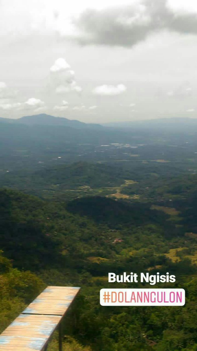 JogjaUpdate's tweet image. Bukit Ngisis, sejuk, terletak di perkebunan teh Nglinggo, Samigaluh, Kulon Progo. Untuk masuk sini cukup dengan membayar 3000 rupiah perorang. Tempatnya asik untuk berfoto.. #MampirKulonProgo