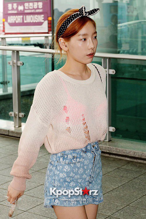 AUMTAENY's tweet photo. เสื้อผ้าที่ควรสวมใส่ในฤดูร้อน by taeyeon 😍😁 https://t.co/l5GSdXJoCz