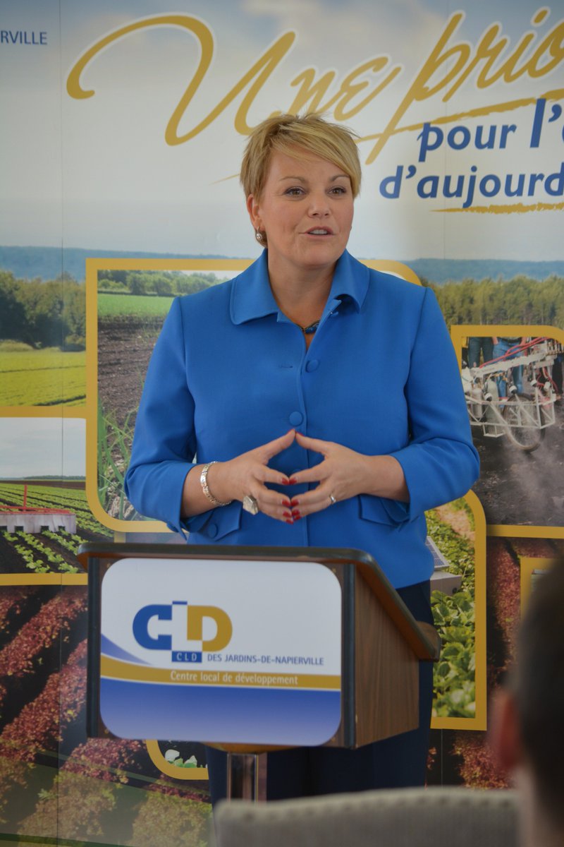 PELICLDJDN's tweet photo. Le PELI recevait hier les ministres @Isamelancon et @stephanbillette pour leur présenter les avancées des producteurs et de leurs partenaires en réduction des pesticides. #AgQc #PolQc #AssNat #LutteIntegree @MDDELCC #environnement #Pesticides https://t.co/KiqeOjzUtM