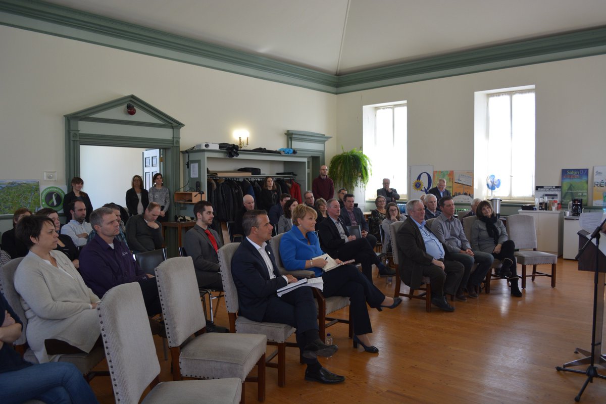 PELICLDJDN's tweet photo. Le PELI recevait hier les ministres @Isamelancon et @stephanbillette pour leur présenter les avancées des producteurs et de leurs partenaires en réduction des pesticides. #AgQc #PolQc #AssNat #LutteIntegree @MDDELCC #environnement #Pesticides https://t.co/KiqeOjzUtM