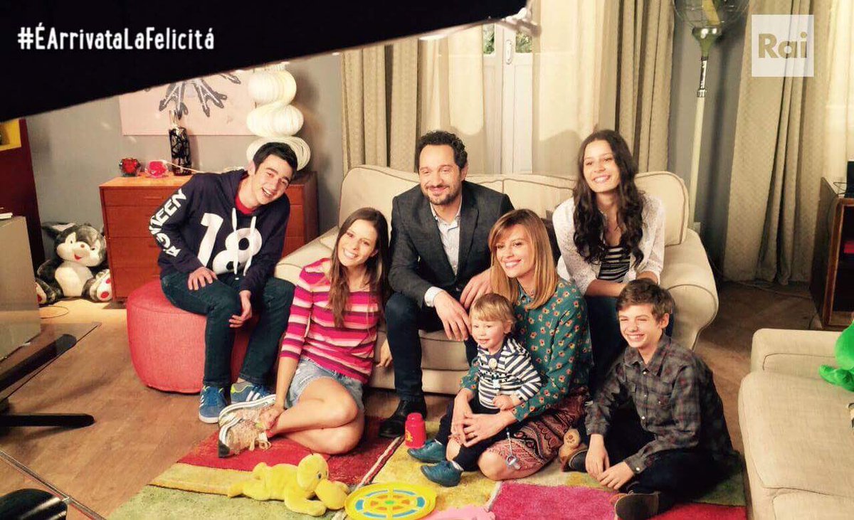 Oggi si festeggia La Giornata Mondiale della Felicità! Noi vogliamo celebrala con questa foto😍 La felicità é famiglia..... e per voi cosa rappresenta?
#ÉArrivataLaFelicitá #giornatadellafelicita