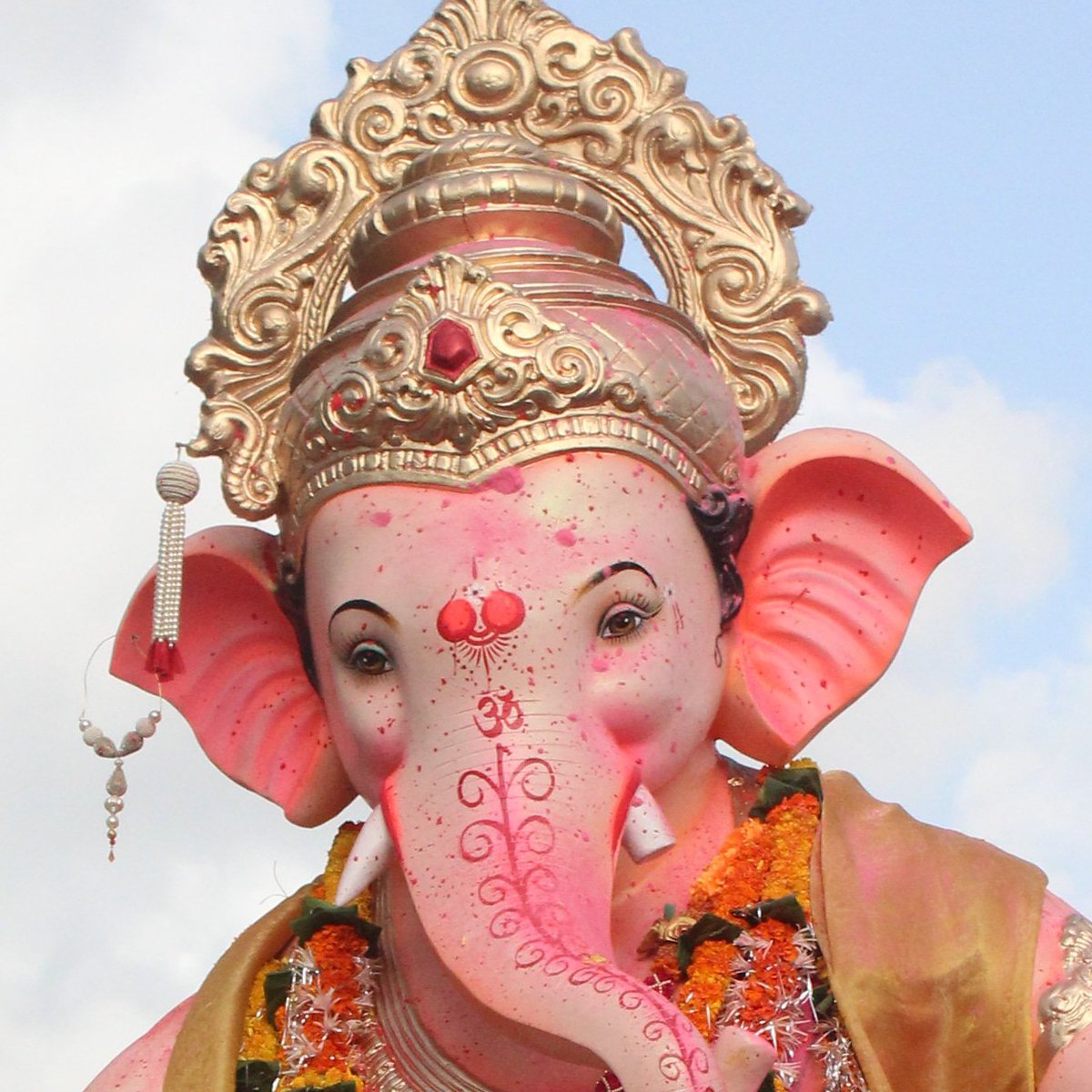 MumbaichaYuvraj's tweet photo. (India's first Ganesh Murti which rotates in 360 degree angle at one place).
.
#Crazy_Boy_Mitra_Mandal #Malvanicha_Yuvraj #Aapla #Mumbaicha_Yuvraj #GaneshChaturthi #Ganpati #Bappa #Morya #Mumbai  #festival #India #vsco 🎊🎉🎆🎇😘😍 https://t.co/PxHmcReEMN