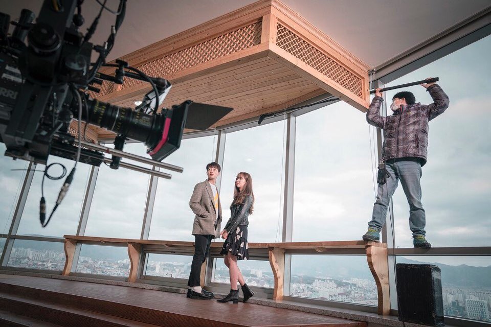 우리 라디오 로맨스 식구들 사랑하고 감사해요...!😭 (컷팅식 하는데 그림이 수호 강제 이별당한거.. 안비밀♥️) 마지막까지도 너무나 밝은 현장이었는데.. 그래서 더 아쉽고 속상하고 그러네요! 그렇지만 송그림으로 새로운 모습 보여드릴 수 있어서 정말 행복한 시간이었습니다:) 감사해요 모두🙏🏻