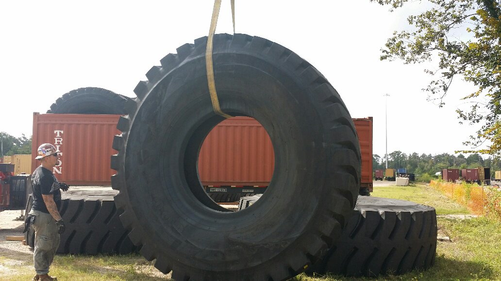 psilogisticsllc's tweet photo. A glimpse into getting tires loaded with a crane! #trucking #logistics #PSIlogistics #mining https://t.co/xvM1lF8Vbm